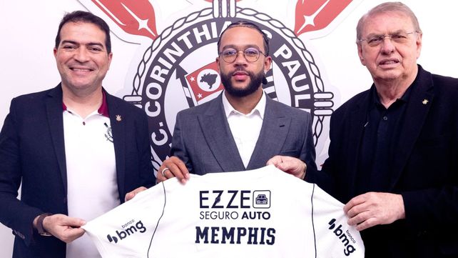 Memphis Depay con dos directivos de Corinthians. El jugador de Países Bajos podría jugar contra Central el jueves en San Pablo.