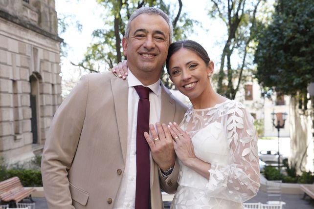 El intedente Pablo Javkin y la médica oncóloga Luisina Fruci se casaron este viernes en el pasaje Luetich