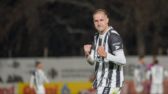 Agustín Módica festeja uno de sus goles para Gimnasia de Mendoza. El ex-Central es el goleador del torneo Clausura.