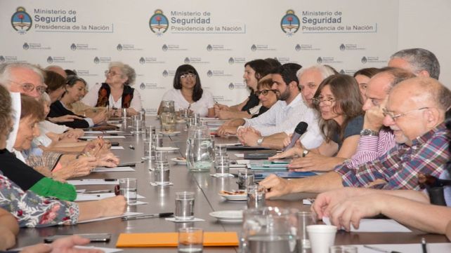 Prioridades. La ministra Frederic junto a integrantes de organismos de derechos humanos.&nbsp;