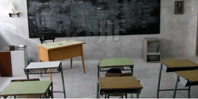 Una maestra oblig&oacute; a un alumno a limpiar su pupitre con la lengua