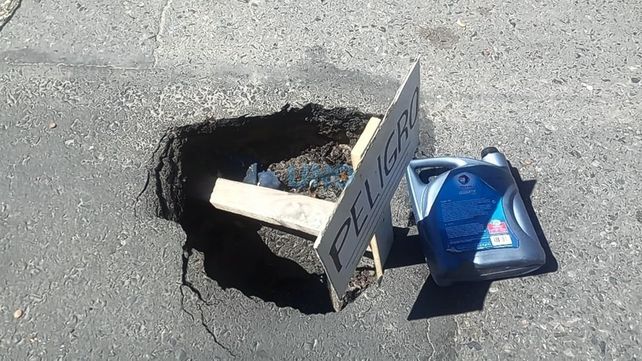 Los vecinos advierten por un gran pozo en calle Balcarce