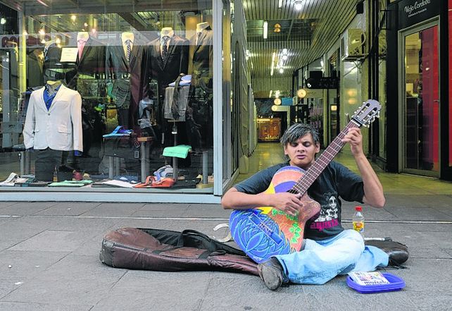 artista. Moyano en una intervención en la peatonal Córdoba.