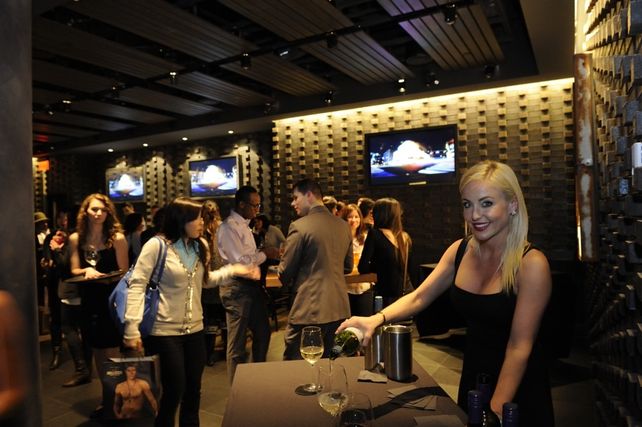 Una moza obligó a un restaurante a cambiar las normas de vestimenta luego de que exhibiera sus pies