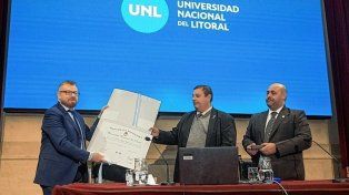 El científico Gabriel Rabinovich siendo distinguido por la UNL con el título de Doctor Honoris Causa.