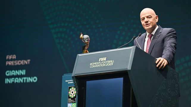 A Gianni Infantino parece entusiasmarlo la idea de que el próximo Mundial de Clubes se juege en Brasil.