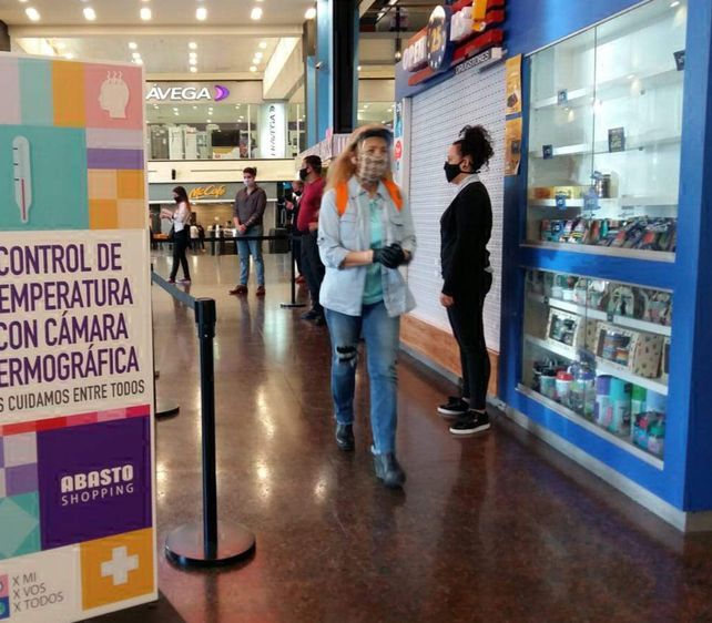 Habrá alcohol en gel y sanitizantes en los ingresos y les tomarán la temperatura a clientes y trabajadores.