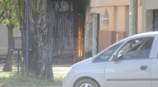 Tres horas de tensión por un gran incendio en barrio Fomento 9 de Julio