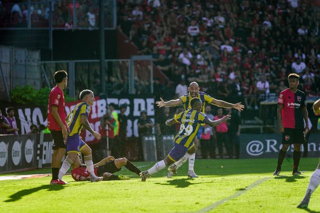 Jaminton Campaz marcó de cabeza porque Quintana volvió la pelota al corazón del área, por eso el Pelado va en busca del colombiano.