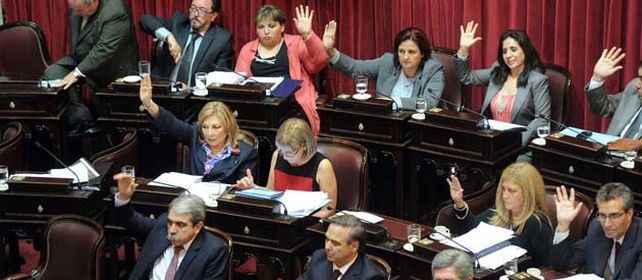 Los senadores anoche al aprobar por unanimidad el proyecto de ley de muerte digna.