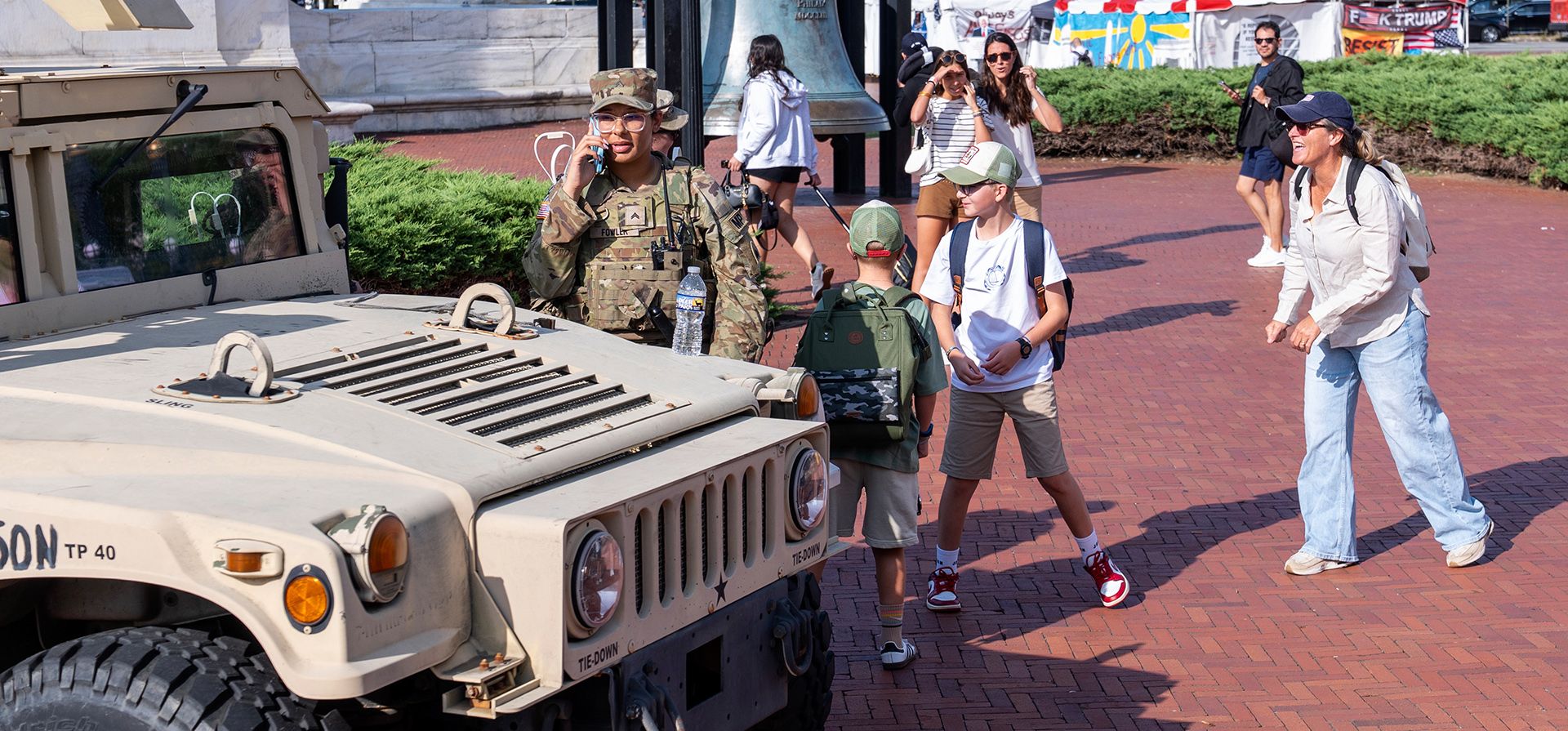 Un miembro de la Guardia Nacional habla por teléfono celular mientras los viajeros llegan a la entrada de la Estación Unión, cerca del Capitolio, en Washington, el jueves 14 de agosto de 2025. (Foto AP/J. Scott Applewhite) Un miembro de la Guardia Nacional habla por teléfono celular mientras los viajeros llegan a la entrada de la Estación Unión, cerca del Capitolio, en Washington, el jueves 14 de agosto de 2025. (Foto AP/J. Scott Applewhite)
