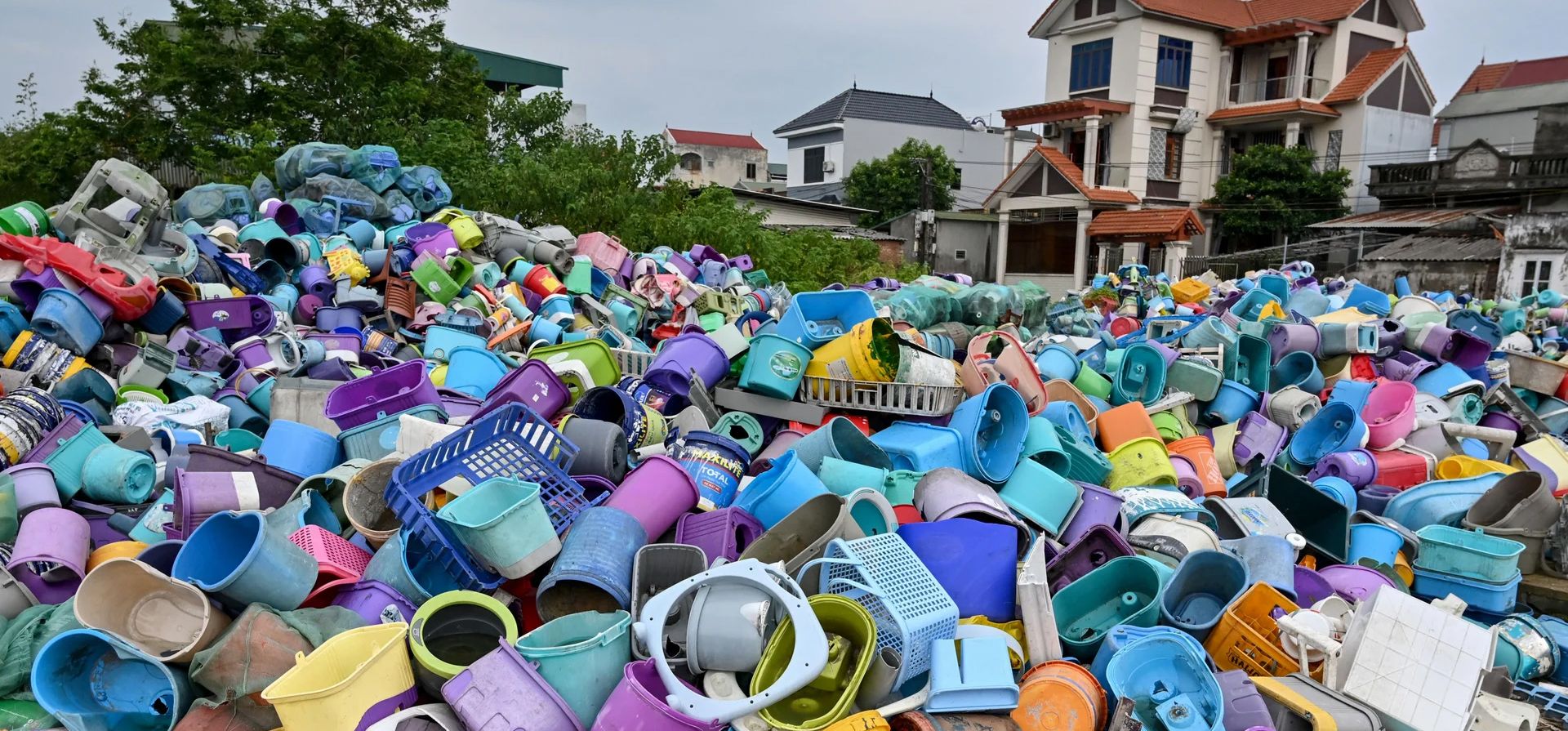 Montones de residuos plásticos en un vertedero de reciclaje junto a una zona residencial en las afueras de la ciudad, Hanoi, Vietnam. Fotografía: Nhac Nguyen/AFP/Getty Images Montones de residuos plásticos en un vertedero de reciclaje junto a una zona residencial en las afueras de la ciudad, Hanoi, Vietnam. Fotografía: Nhac Nguyen/AFP/Getty Images