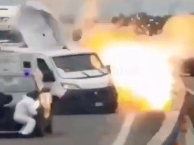 Espectacular asalto en Italia: volaron una camioneta para robar un blindado