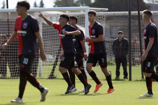 Newells: los pibes rojinegros ganaron otra vez y siguen trepando en su zona