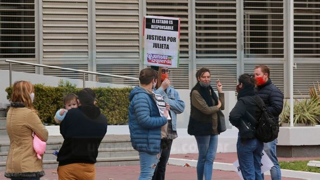 Con velas y en silencio, reclamaron justicia por Julieta