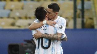 Lio Messi y Fideo Di María, rivales en el futbol rosarino, más de una vez se fundieron en un abrazo como señal de respeto mutuo y afinidad.