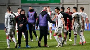Sebastián Méndez consuela a los jugadores de Newells tras la eliminación en San Nicolás.