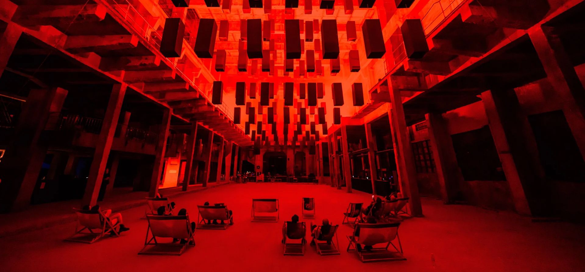 El público permanece sentado en una instalación de luz titulada Matriz del artista callejero español SpY, en la sala de turbinas de la central térmica de Inota desmantelada en la noche de apertura del festival anual de arte audiovisual INOTA, Varpalota, Hungría. Fotografía: Tamas Vasvari/EPA El público permanece sentado en una instalación de luz titulada Matriz del artista callejero español SpY, en la sala de turbinas de la central térmica de Inota desmantelada en la noche de apertura del festival anual de arte audiovisual INOTA, Varpalota, Hungría. Fotografía: Tamas Vasvari/EPA