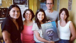Aranza Sonderegger sosteniendo el cuadro de Anahí junto a sus compañeros de trabajo
