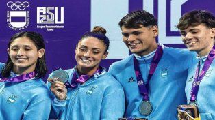 En la posta 4x100 relevo combinado mixto, Dante Nicola, tercero desde la izquierda, logró medalla de plata.