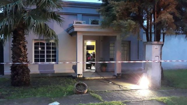 El frente de la casa de González con el cerco perimetral para que trabajan los peritos.&nbsp;