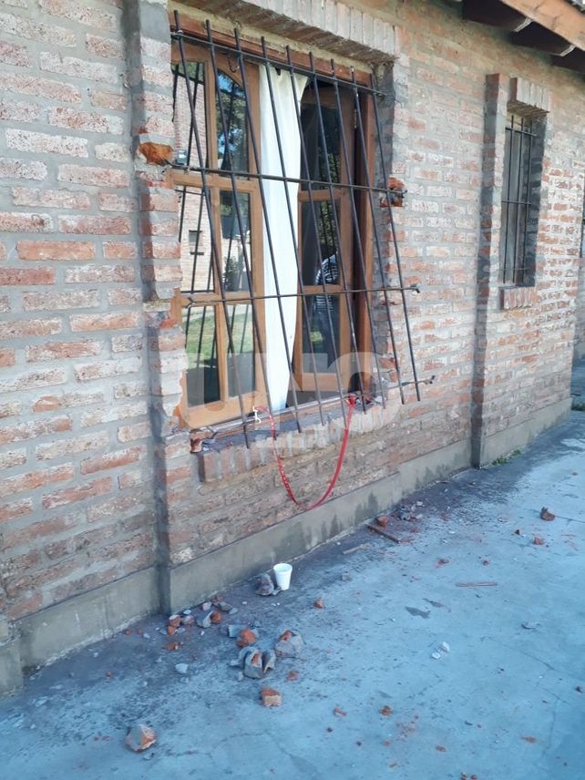 Rompieron la reja para ingresar