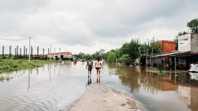 El gobernador Rogelio Frigerio y funcionarios recorrieron los barrios anegados por las lluvias en Gualeguaychú. Hay 928 personas evacuadas y autoevacuadas