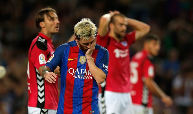 Alavés dio el golpe en el Camp Nou y derrotó a Barcelona, que tuvo un rato de Messi
