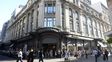 Luego del anuncio, hubo una fila de rosarinos que quisieron aprovechar las liquidaciones de la tienda.