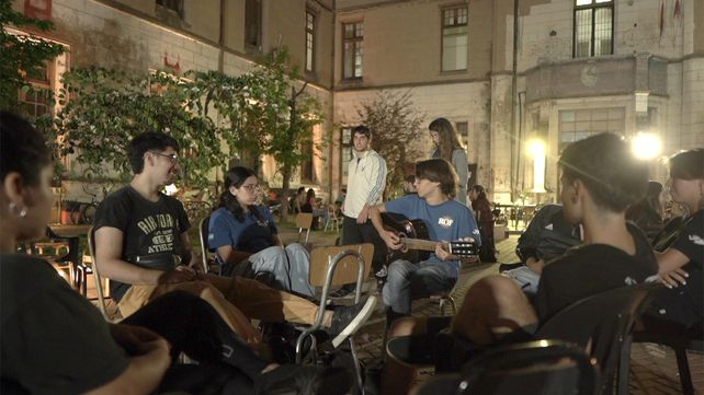 Guitarra y algunas conversaciones en la toma de la facultad de Humanidades de la UNR.