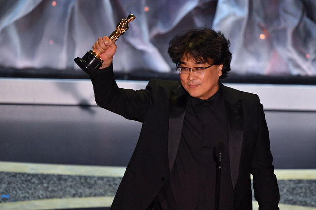 El director coreano Bong Joon-ho recibe el Óscar a Mejor Película Extranjera