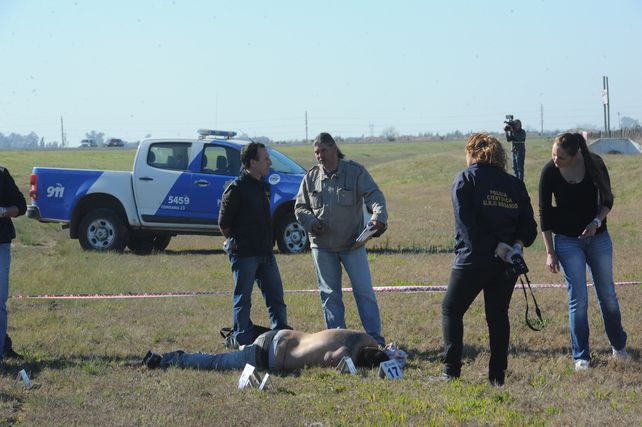 La escena del crimen. La Policía de Investigaciones realiza  las primeras medidas junto al cuerpo de Rodríguez. (Foto: Sebastián S. Meccia).