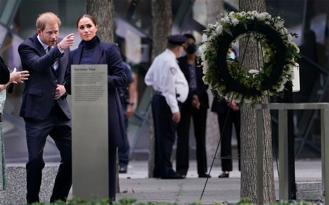 Meghan Markle y el príncipe Harry hacen una pausa mientras realizan un recorrido por el Museo y Memorial Nacional del 11 de septiembre en Nueva York, el jueves 23 de septiembre de 2021.