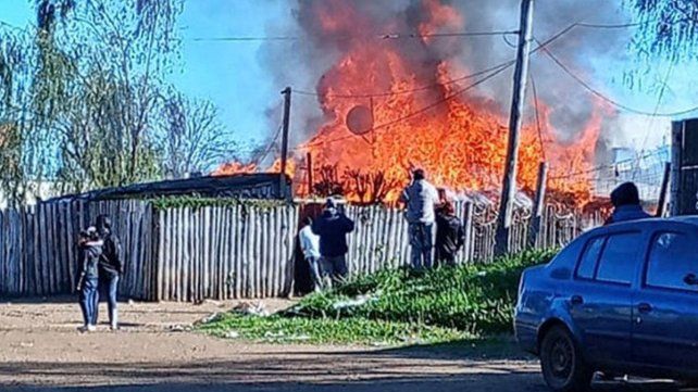El fuego consumió tres viviendas precarias.