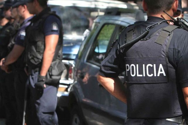 Efectivos del Comando Radioeléctrico detuvieron a cuatro delincuentes que entraron a robar a una casa en Granadero Baigorria.&nbsp;