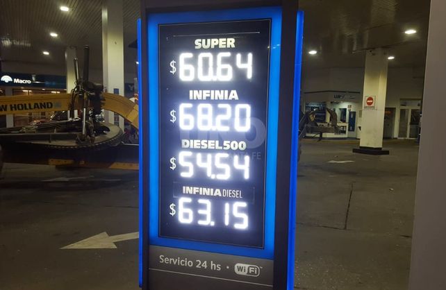La pizarra con los nuevos precios de las naftas&nbsp;