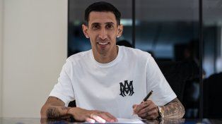 Di María firmando su contrato con Central, una imagen que revolucionó el mundo del fútbol.