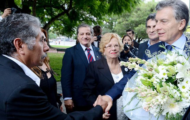 Recordatorio. El presidente saludó a un ex combatiente y depositó una ofrenda floral en la porteña plaza San Martín.