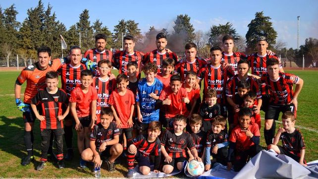 Atlético Carcarañá. El rojinegro hizo primera de visitante ante el cuevero de Firmat y un paso más lo pondrá frente a Rosario Central.