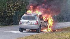 Un automóvil se incendió íntegramente en plena marcha