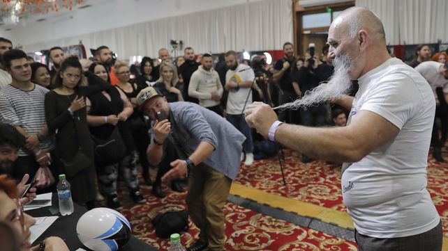 Barbas, bigotes y tatuajes en la convención internacional de Bucarest