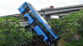 El colectivo quedó en posición vertical sobre el borde del arroyo Saladillo