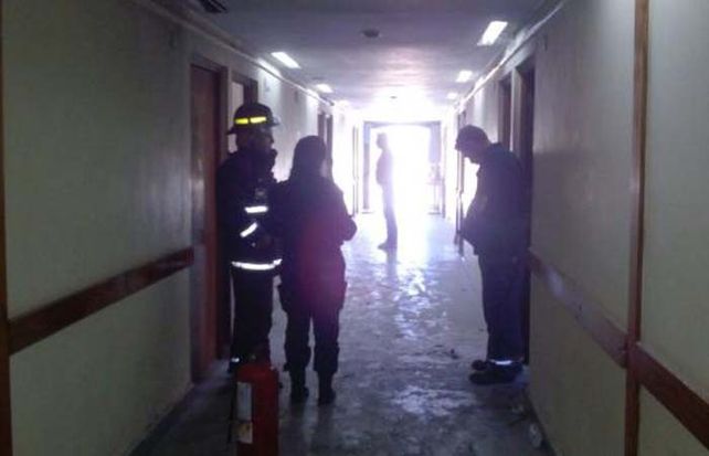 El primer piso del hospital Granaderos a Caballo debió ser evacuado por los bomberos. (Foto: SL 24)