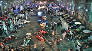 Los visitantes admiran una impresionante colección de vehículos clásicos, desde elegantes automóviles de los años 30 hasta motocicletas vintage, todos meticulosamente restaurados por sus orgullosos dueños.