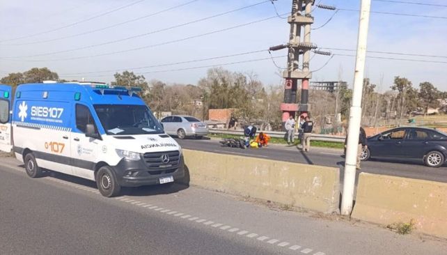 Una ambulancia del Sies llegó al lugar para asistir al motociclista herido.