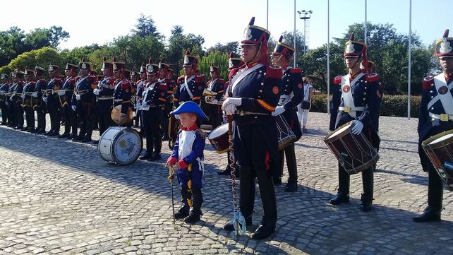 Conocé al granaderito santafesino, fan de San Martín