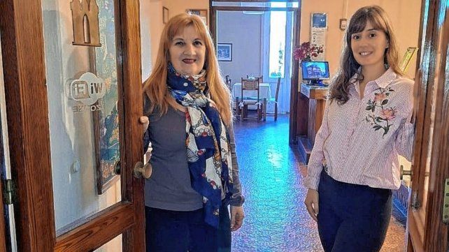 Gabriela y Yanina listas para recibir a los turistas en el centro de Concordia.