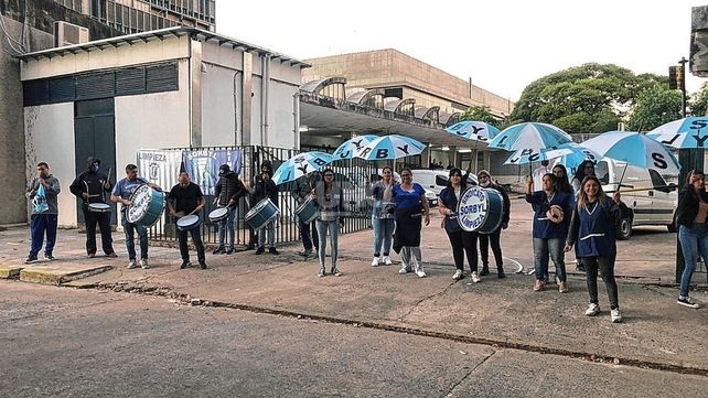 El Sindicato de limpieza se manifiesta frente a la sede central del COrreo por el despido de cuatra trabajadoras.