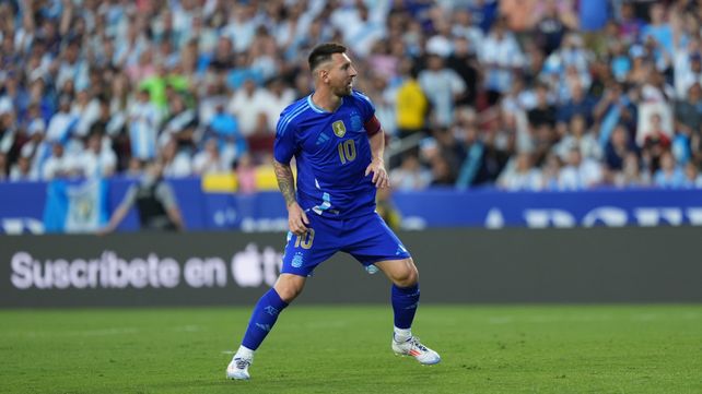 Argentina venció 4 a 1 a Guatemala con dobletes de Messi y Lautaro