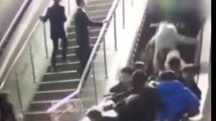El cambio de dirección de una escalera mecánica provoca un grave accidente